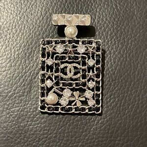 Fashion Jewelry Silver and Black Brooch with Pearl and Crystal Details